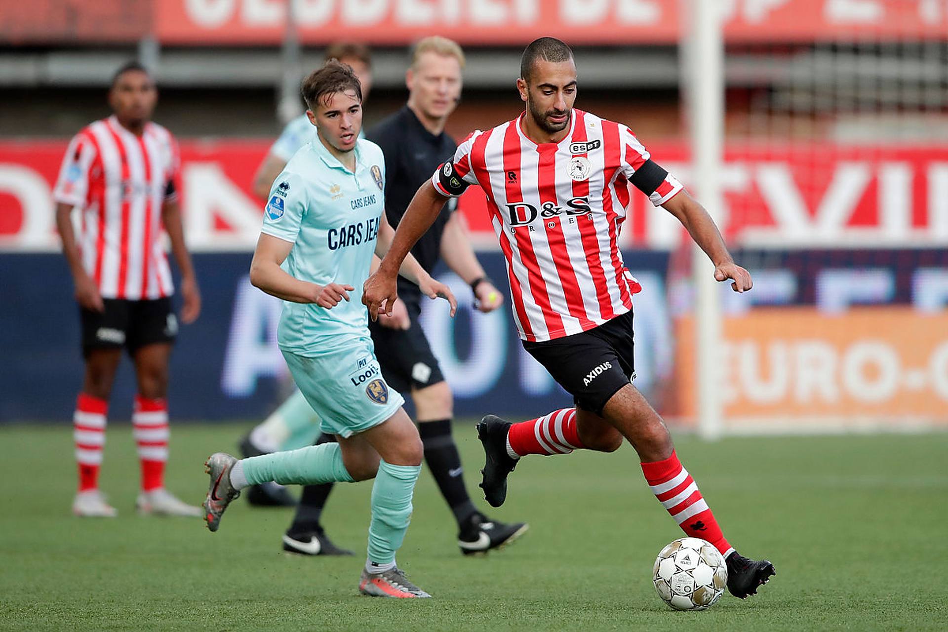 防守中展现 防守中展现