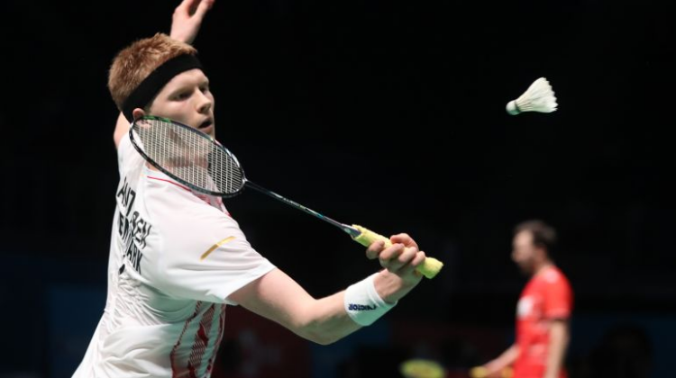 他坚持打球 他坚持打球